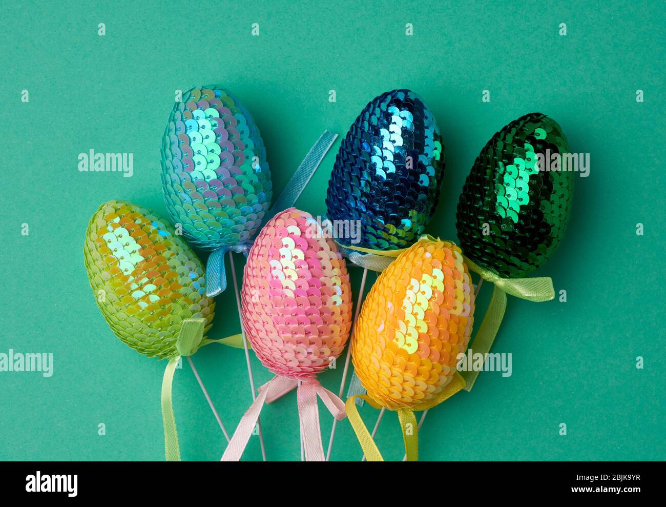 Uova di Pasqua multicolore decorative decorate con paillettes su sfondo  verde, sfondo festoso, vista dall'alto Foto stock - Alamy