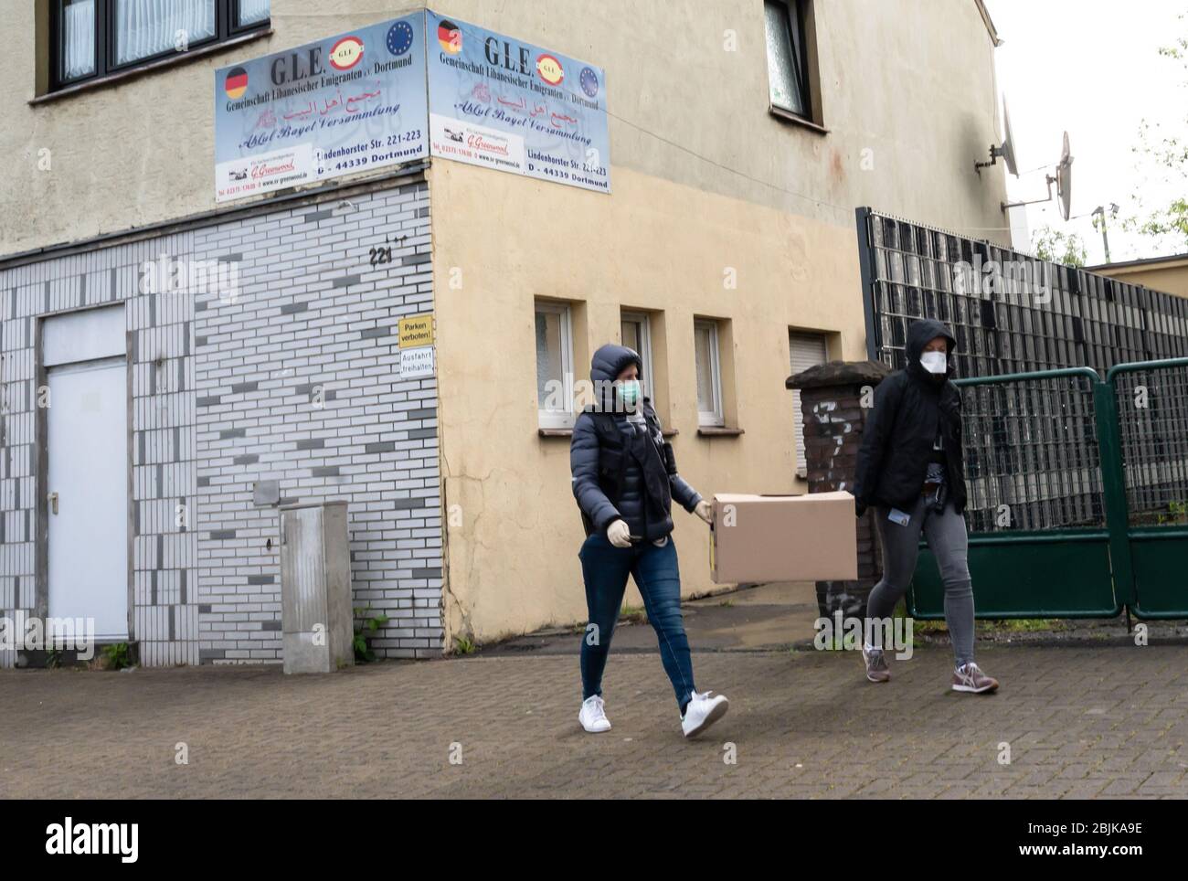 Dortmund, Germania. 30 Aprile 2020. I poliziotti portano una scatola con prove provenienti dalla Comunità degli emigranti libanesi. Il Ministro federale degli interni Seehofer (CSU) ha emesso un divieto contro Hezbollah. L’associazione islamista sciita deve ora fermare le sue attività in Germania. Gli agenti di polizia hanno cercato quattro moschee e associazioni all'inizio di questa mattina. Credit: Bernd Thissen/dpa/Alamy Live News Foto Stock