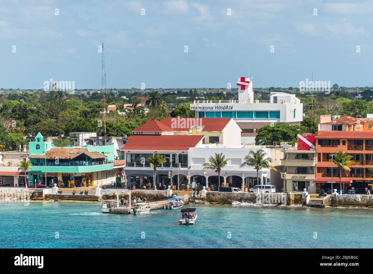 San Miguel de Cozumel, Messico - 25 aprile 2019: Paesaggio urbano della città principale nell'isola di Cozumel, Messico, Caraibi. Vista dalla nave da crociera. Foto Stock