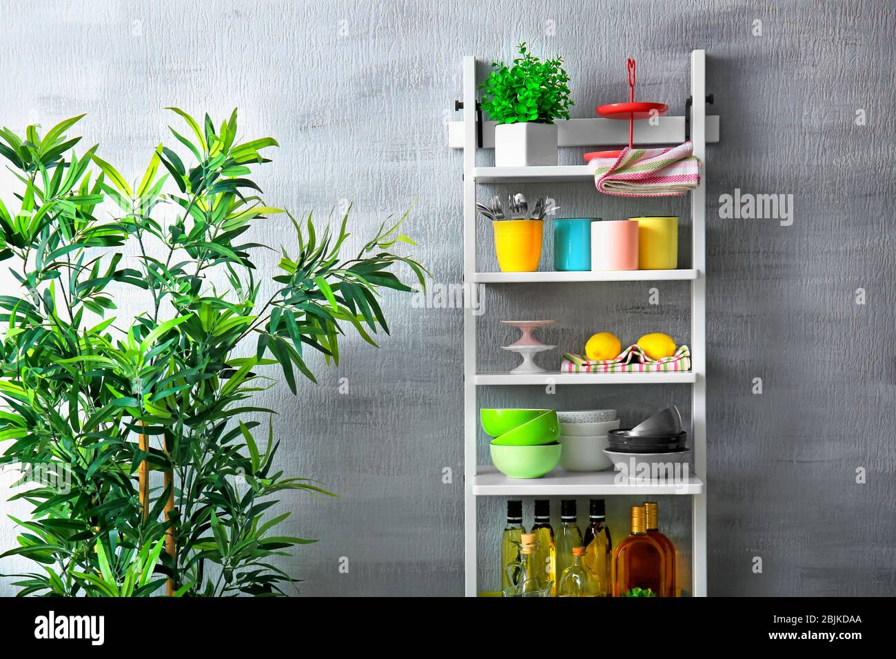 Moderno stand bianco per ripari per cucina Foto Stock