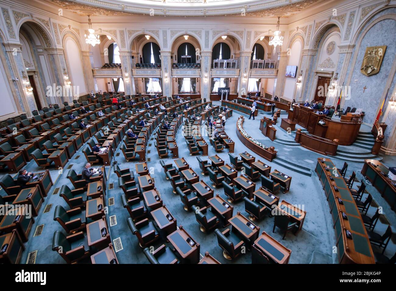 Bucarest, Romania - 28 aprile 2020: La sala del Senato all'interno del Palazzo rumeno del Parlamento. Foto Stock