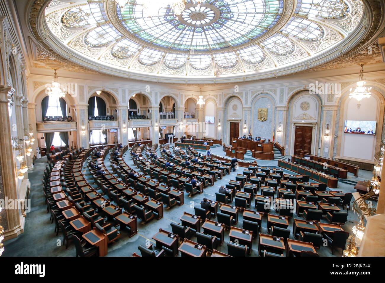 Bucarest, Romania - 28 aprile 2020: La sala del Senato all'interno del Palazzo rumeno del Parlamento. Foto Stock