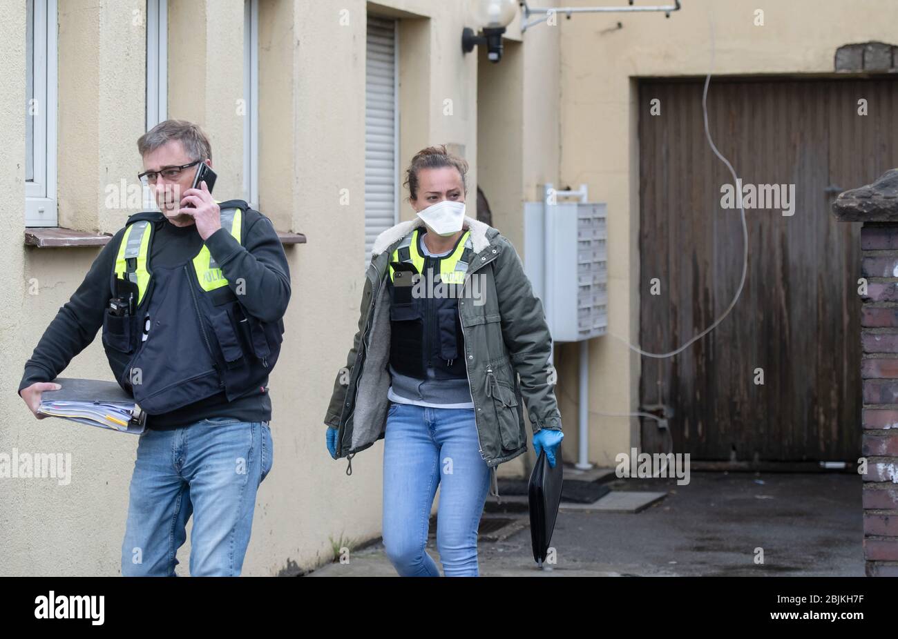 Dortmund, Germania. 30 Aprile 2020. Gli agenti di polizia portano una scatola di prove dai locali della Comunità degli emigranti libanesi. Il Ministro federale degli interni Seehofer (CSU) ha emesso un divieto contro Hezbollah. L’associazione islamista sciita deve ora fermare le sue attività in Germania. Gli agenti di polizia hanno cercato quattro moschee e associazioni all'inizio di questa mattina. Credit: Bernd Thissen/dpa/Alamy Live News Foto Stock