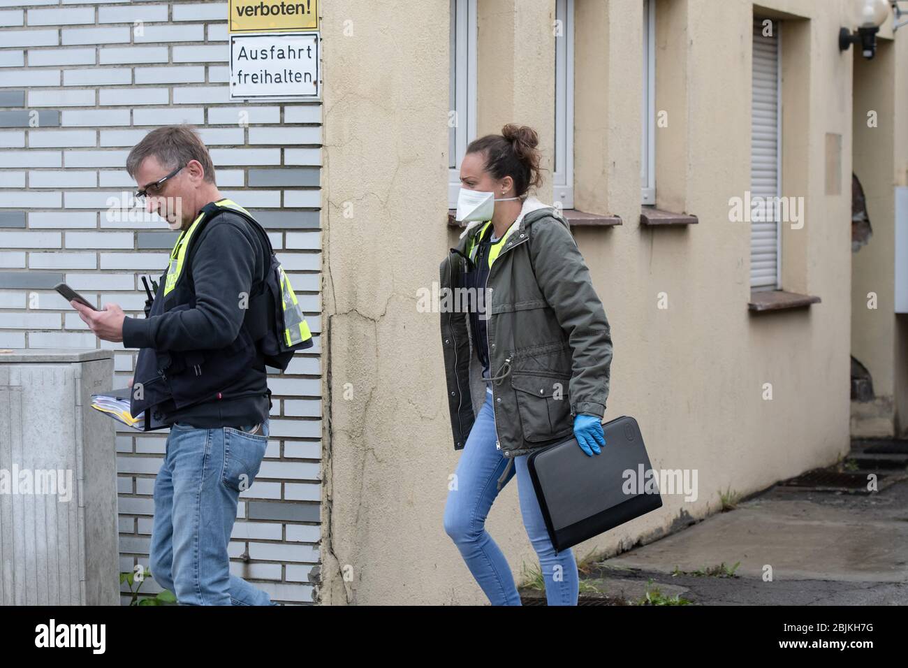 Dortmund, Germania. 30 Aprile 2020. Gli agenti di polizia portano una scatola di prove dai locali della Comunità degli emigranti libanesi. Il Ministro federale degli interni Seehofer (CSU) ha emesso un divieto contro Hezbollah. L’associazione islamista sciita deve ora fermare le sue attività in Germania. Gli agenti di polizia hanno cercato quattro moschee e associazioni all'inizio di questa mattina. Credit: Bernd Thissen/dpa/Alamy Live News Foto Stock