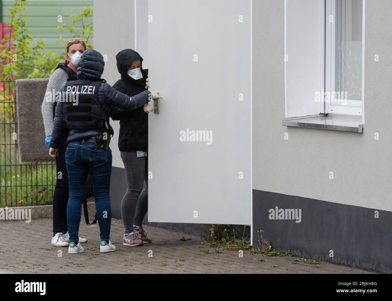 Dortmund, Germania. 30 Aprile 2020. La polizia apre una porta in un edificio esterno della casa dove si trova la Comunità degli emigranti libanesi. Il Ministro federale degli interni Seehofer (CSU) ha emesso un divieto contro Hezbollah. L’associazione islamista sciita deve ora fermare le sue attività in Germania. Gli agenti di polizia hanno cercato quattro moschee e associazioni all'inizio di questa mattina. Credit: Bernd Thissen/dpa/Alamy Live News Foto Stock