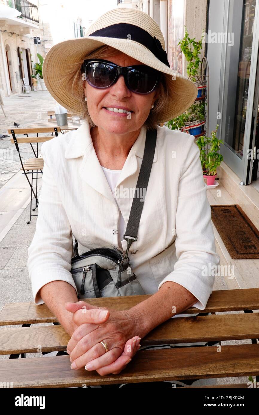 Donna, 69 anni, in un bar a Polignano a Mare, Puglia, Italia Foto stock -  Alamy