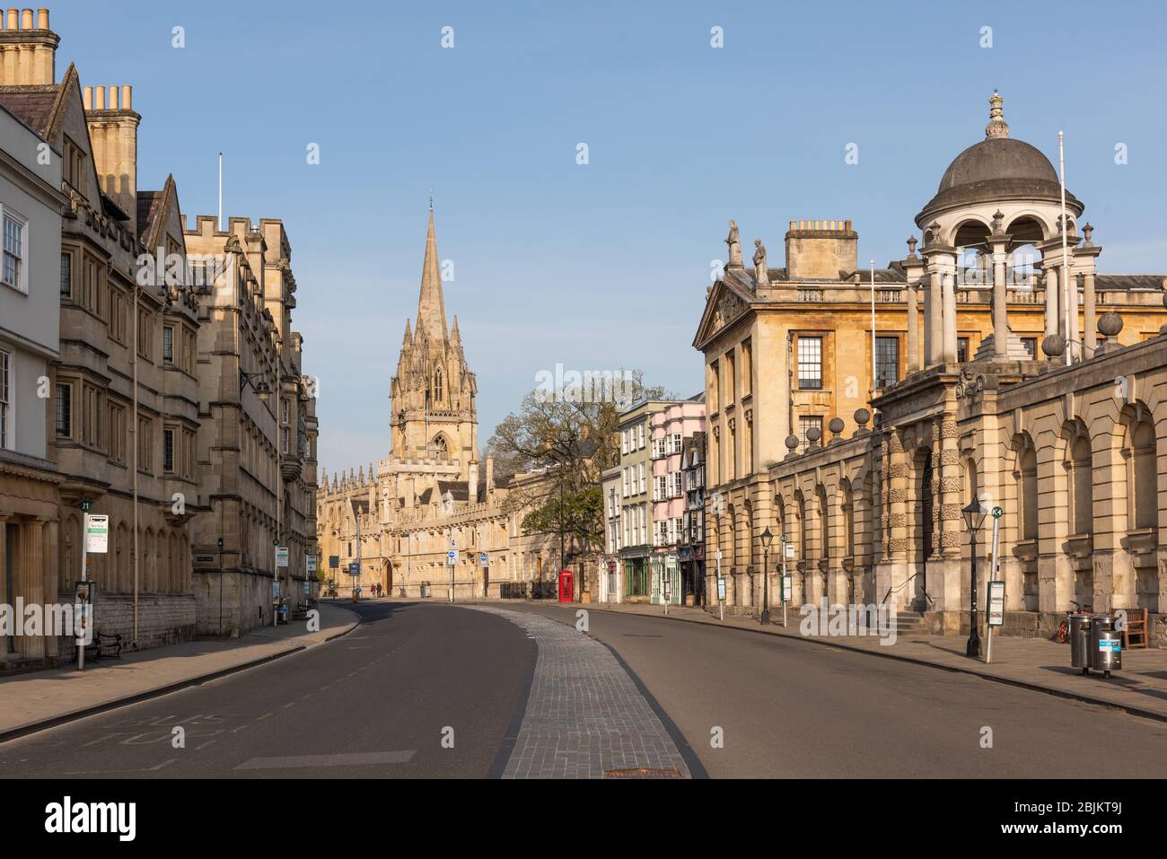 The High Street con Queens College in primo piano, all Souls college sullo sfondo con la guglia della chiesa di Santa Maria la Vergine che sorge sopra, Oxford Foto Stock