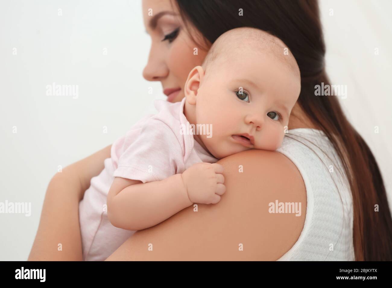 Madre lulling bambino a dormire Foto Stock