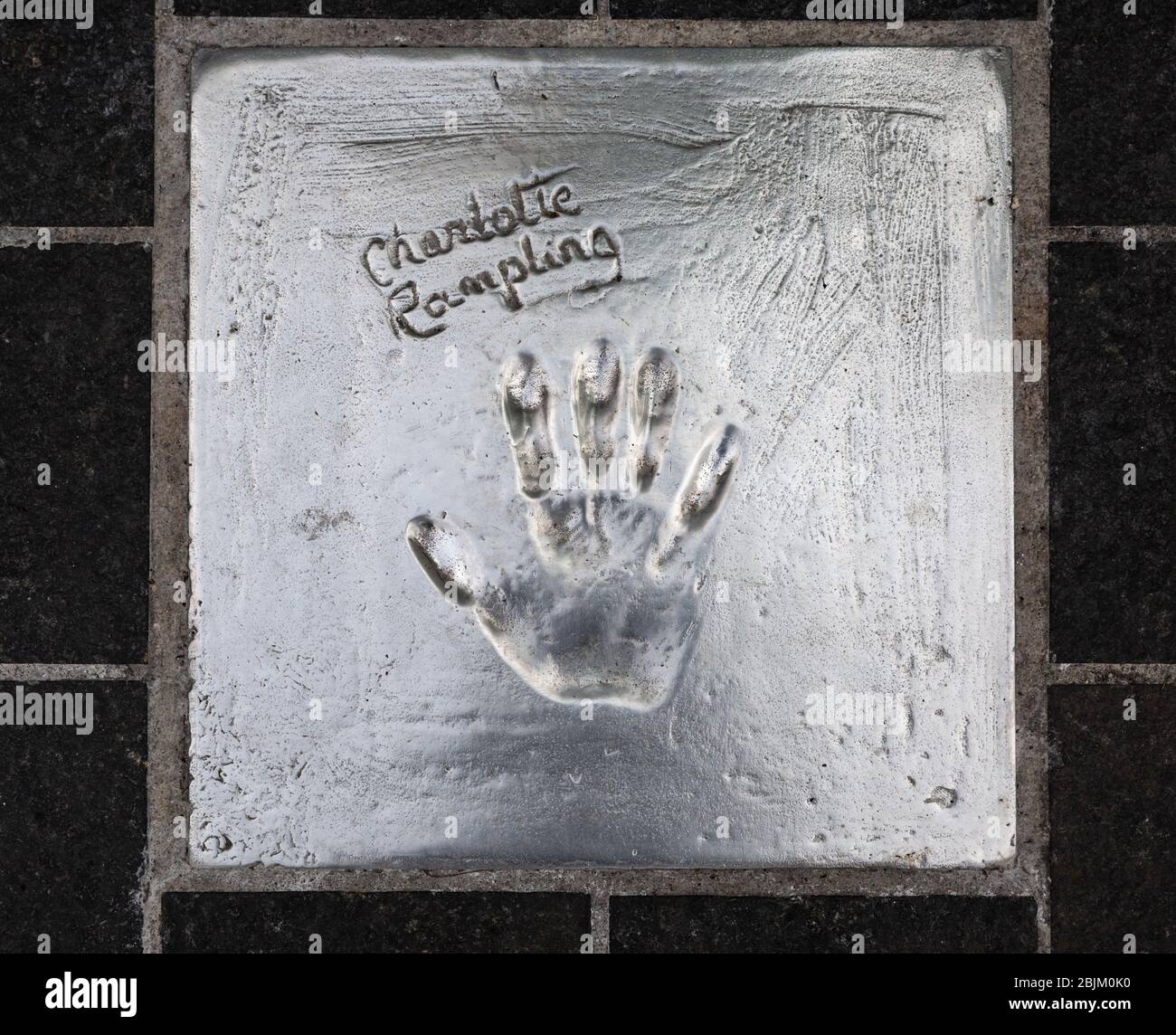 Charlotte Rampling's Handprint, Avenue of Stars, Cannes, Costa Azzurra, Provenza, Francia. Foto Stock