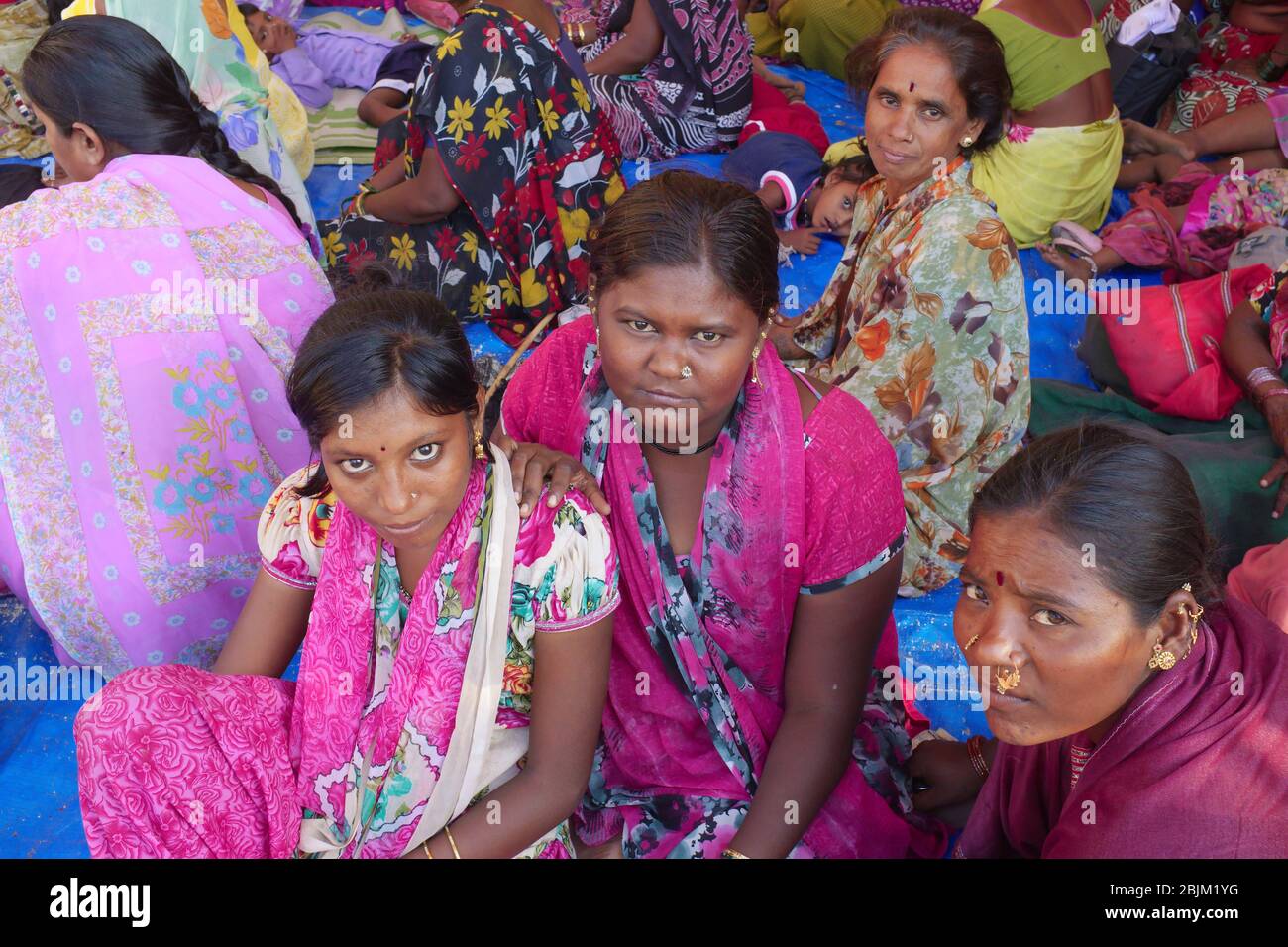 Svantaggiati e di abbassare-casta donne provenienti da zone rurali nello Stato del Maharashtra in India in un rally politico ad Azad Maidan, Mumbai, India Foto Stock