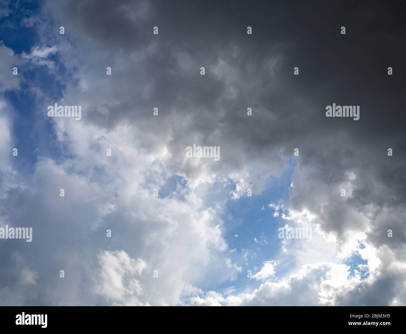 Colore giocare pioggia nuvole con cielo blu Foto Stock