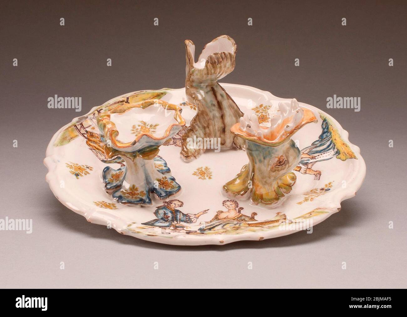 Autore: Ceramica di Alcora. Vassoio del medico - circa 1760 - ceramica di  Alcora Spagnolo, 1727-1895. Terracotta smaltata in stagno (faience).  1755'1765 Foto stock - Alamy