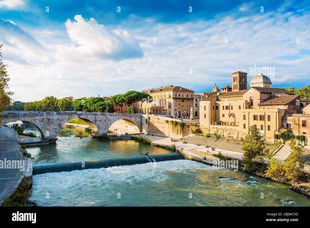 Splendida vista sul fiume e sul ponte in pietra di Roma. Roma è una famosa destinazione turistica Foto Stock
