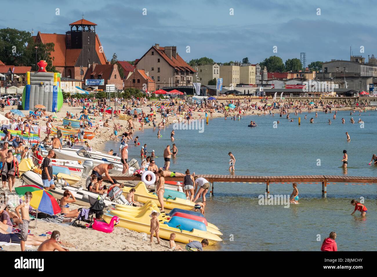 Sopot, Polonia - 24 luglio 2019: Spiaggia popolare al Mar Baltico in estate a Sopot, Polonia Foto Stock