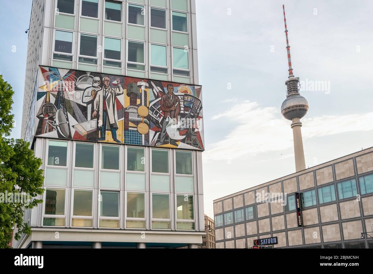 Berlino, Germania - 21 maggio 2019: Bella arte a mosaico comunista alla facciata dell'edificio nel lato est di Berlino, Germania Foto Stock