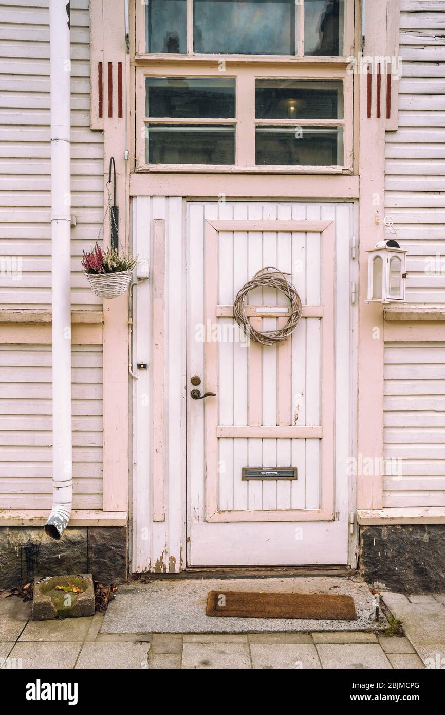 Facciata della tradizionale casa colorata nel centro storico di Porvoo. Tipica casa finlandese in legno. Porvoo, Finlandia Foto Stock