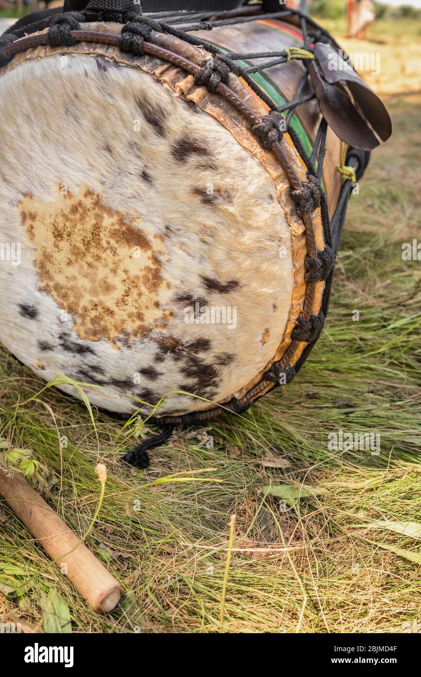 Tamburo tradizionale africano a percussione Dudunba primo piano sull'erba Foto Stock