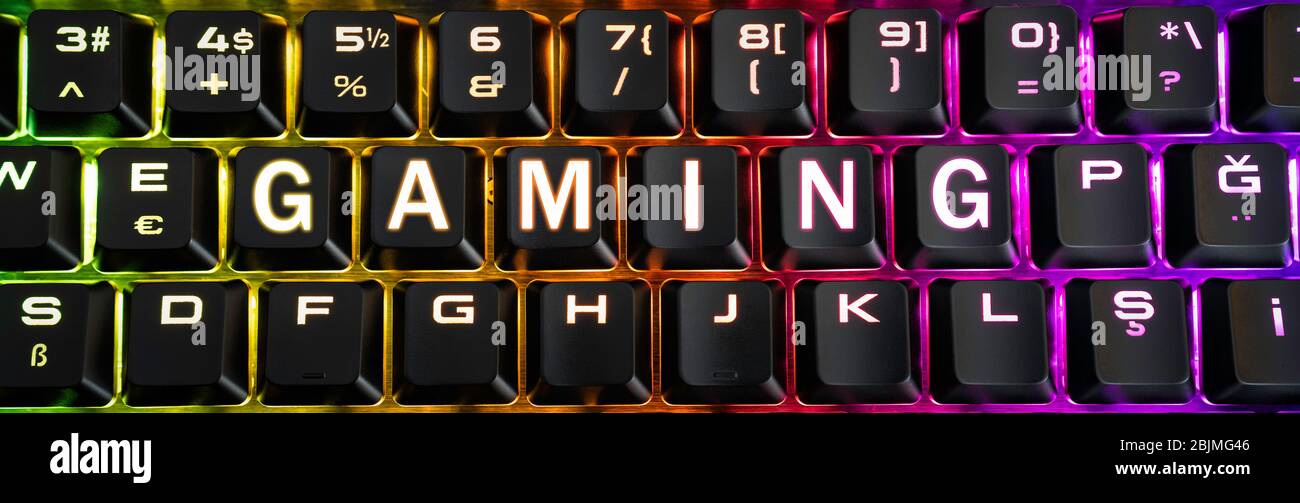 Vista da vicino di una tastiera colorata con luci LED luminose per un PC o un notebook per videogame facile e comodo. Concetto High Tech Foto Stock