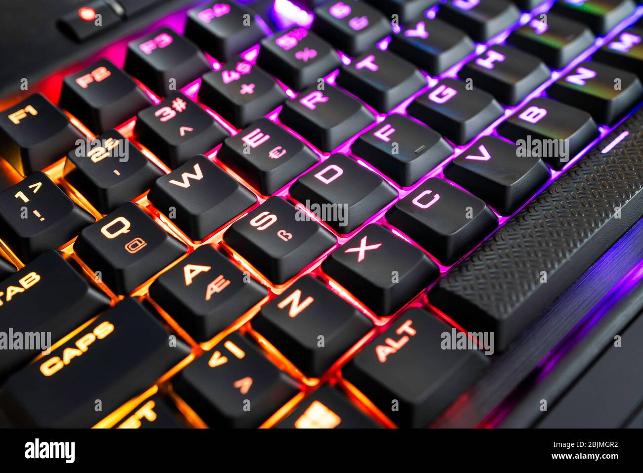 Vista da vicino di una tastiera con luci LED luminose per un utilizzo semplice e confortevole di pc o notebook. Concetto High Tech Foto Stock
