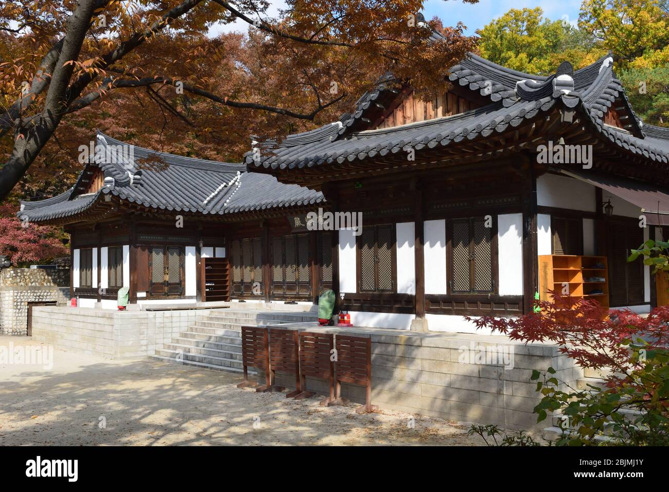 Sala Amitabha del tempio di Gilsangsa, Seoul, Corea. Iscrizione: 極樂殿 'Hall of massima Bliss' Foto Stock