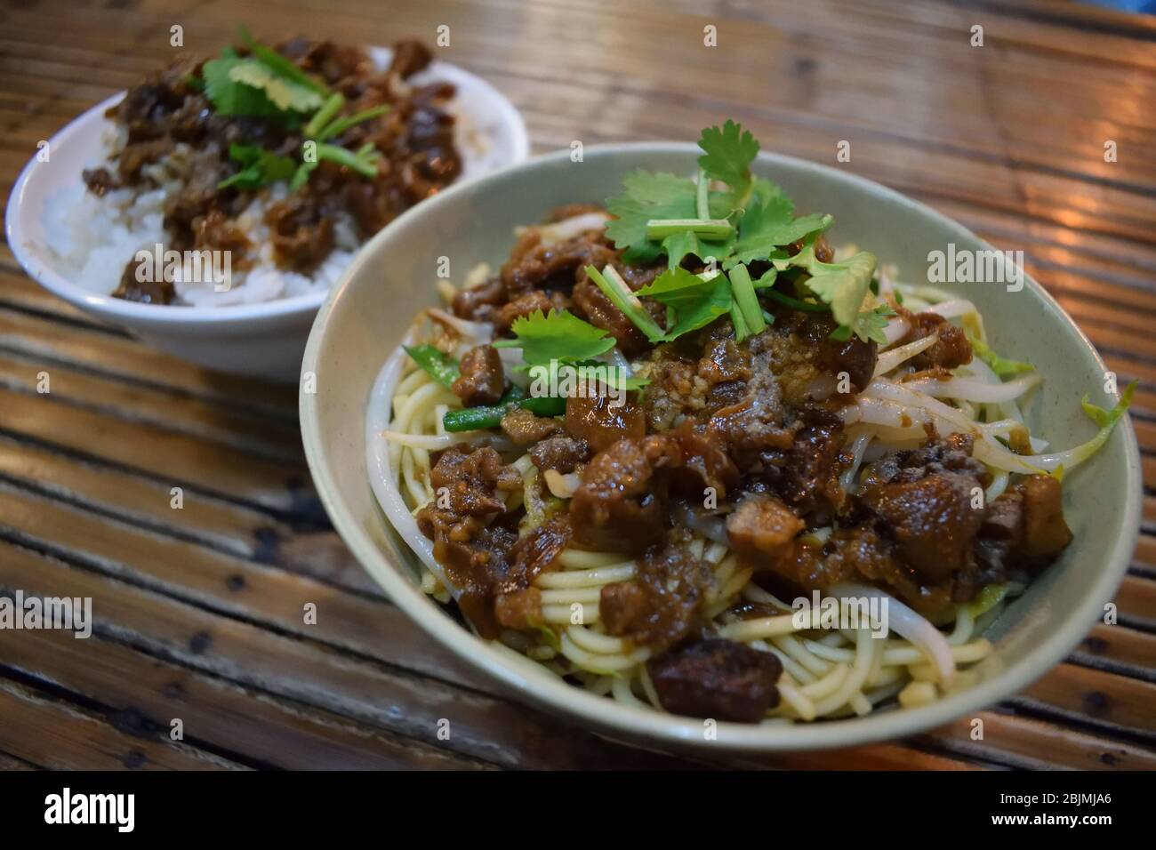 Tagliatelle di maiale tritate Lu Rou Mian e riso di maiale tritato Lu Rou Fan a Tainan, Taiwan Foto Stock