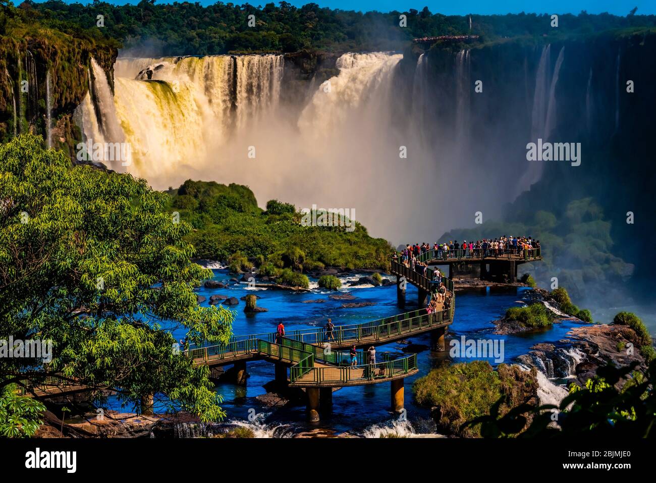 Cascate di Iguazu (Iguacu in portoghese), al confine tra Brasile e Argentina. È una delle nuove 7 meraviglie della natura ed è patrimonio dell'umanità dell'UNESCO Foto Stock
