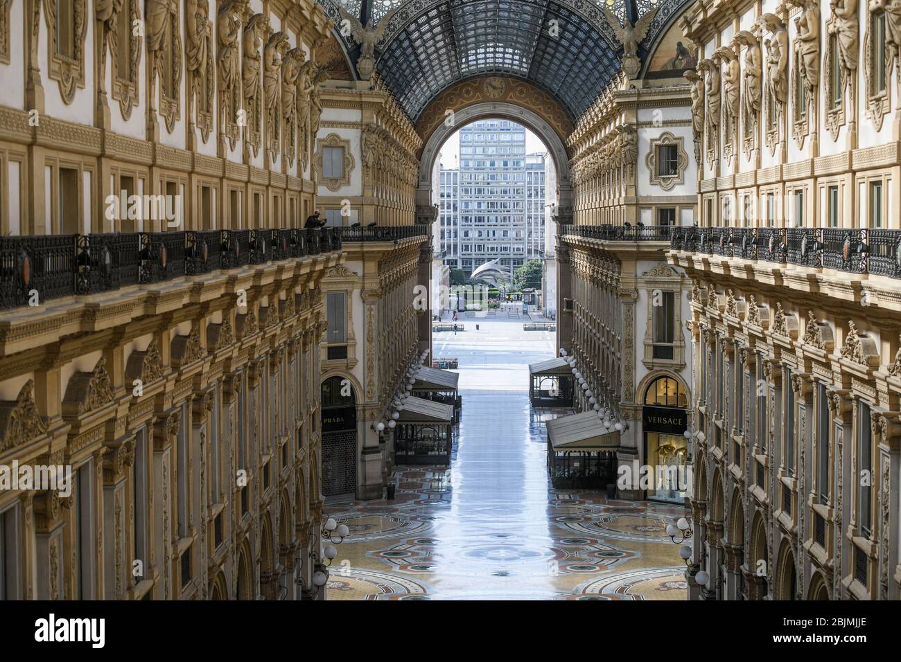 Milano, Italia - 30 aprile 2020: Sopra una galleria quasi deserta di Vittorio Emanuele II con negozi chiusi a causa dei coronavisti covid-19 focolaio di blocco misure Credit: Piero Crociatti/Alamy Live News Foto Stock