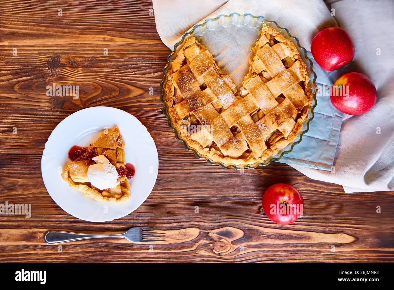 Layout o ancora la vita con torta di mele fatta in casa in forma per cucinare su tavolo coperto con tovaglia leggera in cucina a casa. Vista dall'alto con spazio per le copie Foto Stock