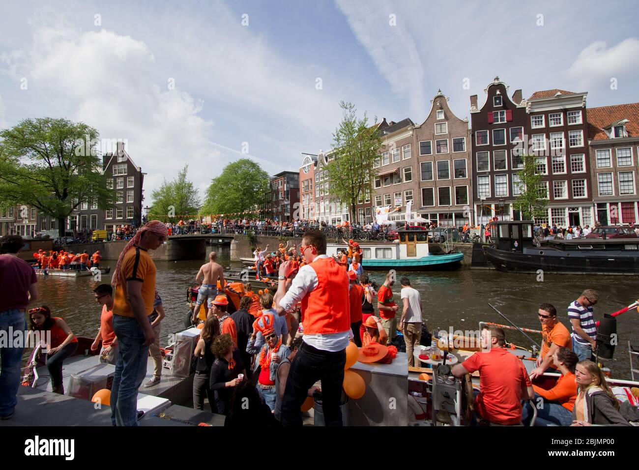 La gente si gode il giorno di partenza 2014 su barche da festa ad Amsterdam. Foto Stock