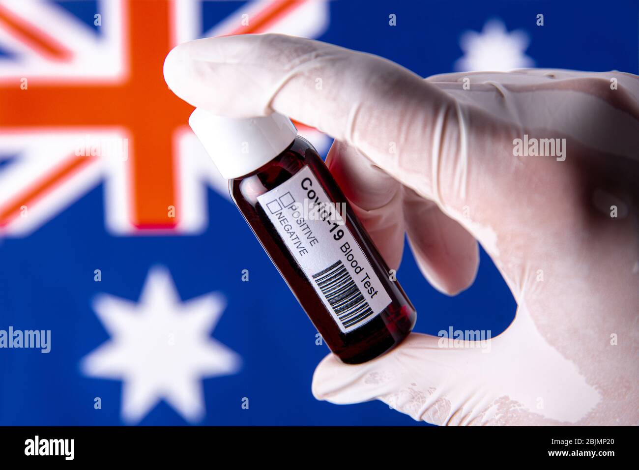 Concetto di Coronavirus o Covid-19 pandemic da usare come sfondo con Australia bandiera di paese australiano e test del sangue medico Foto Stock