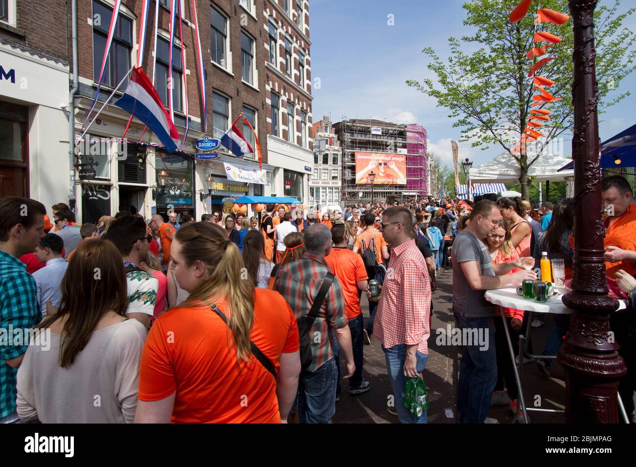 La folla di persone celebra il 2014° giorno dei re per le strade di Amsterdam. Foto Stock