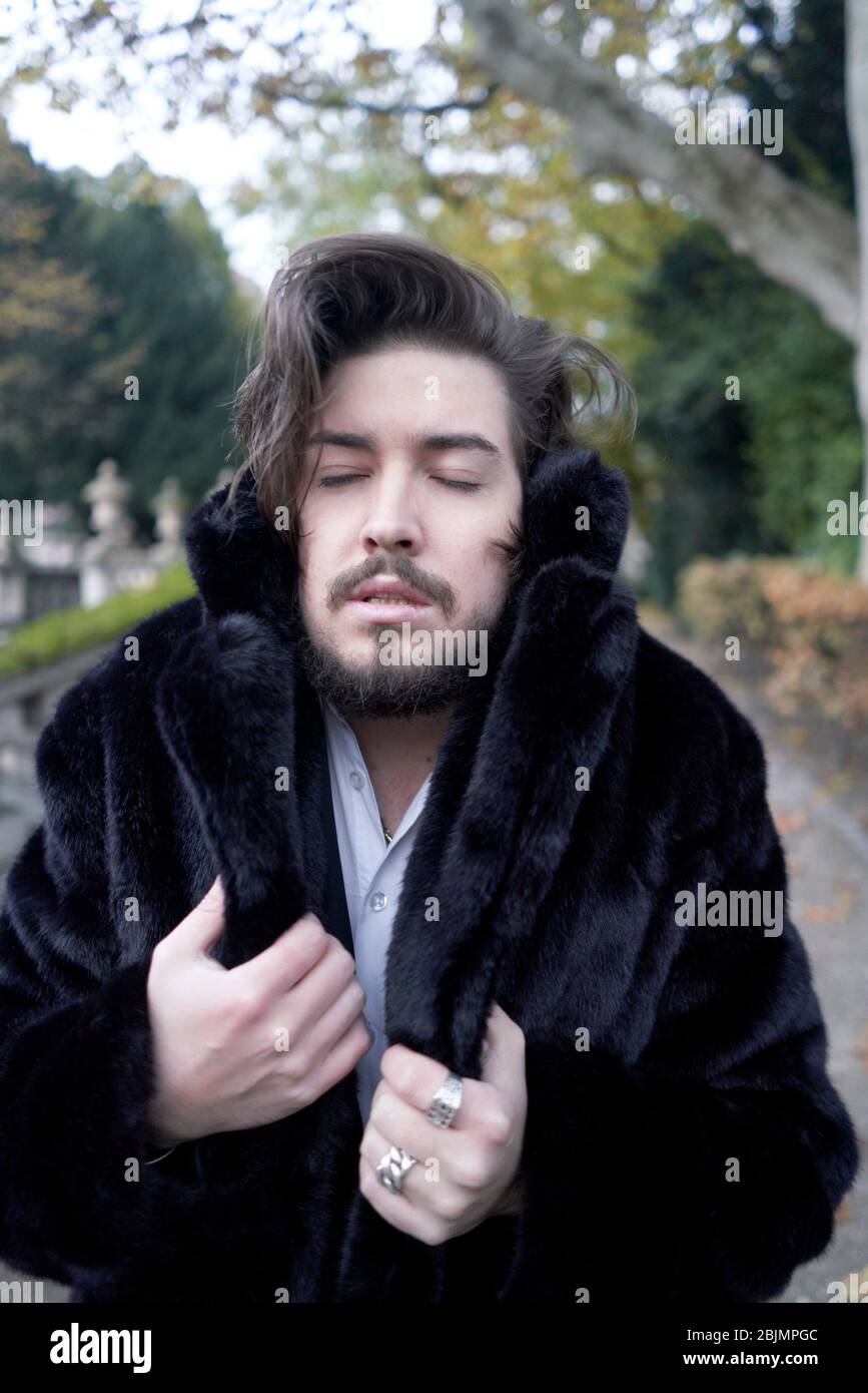 l'uomo sente il mondo interiore, indossa un cappotto caldo in inverno  freddo Foto stock - Alamy