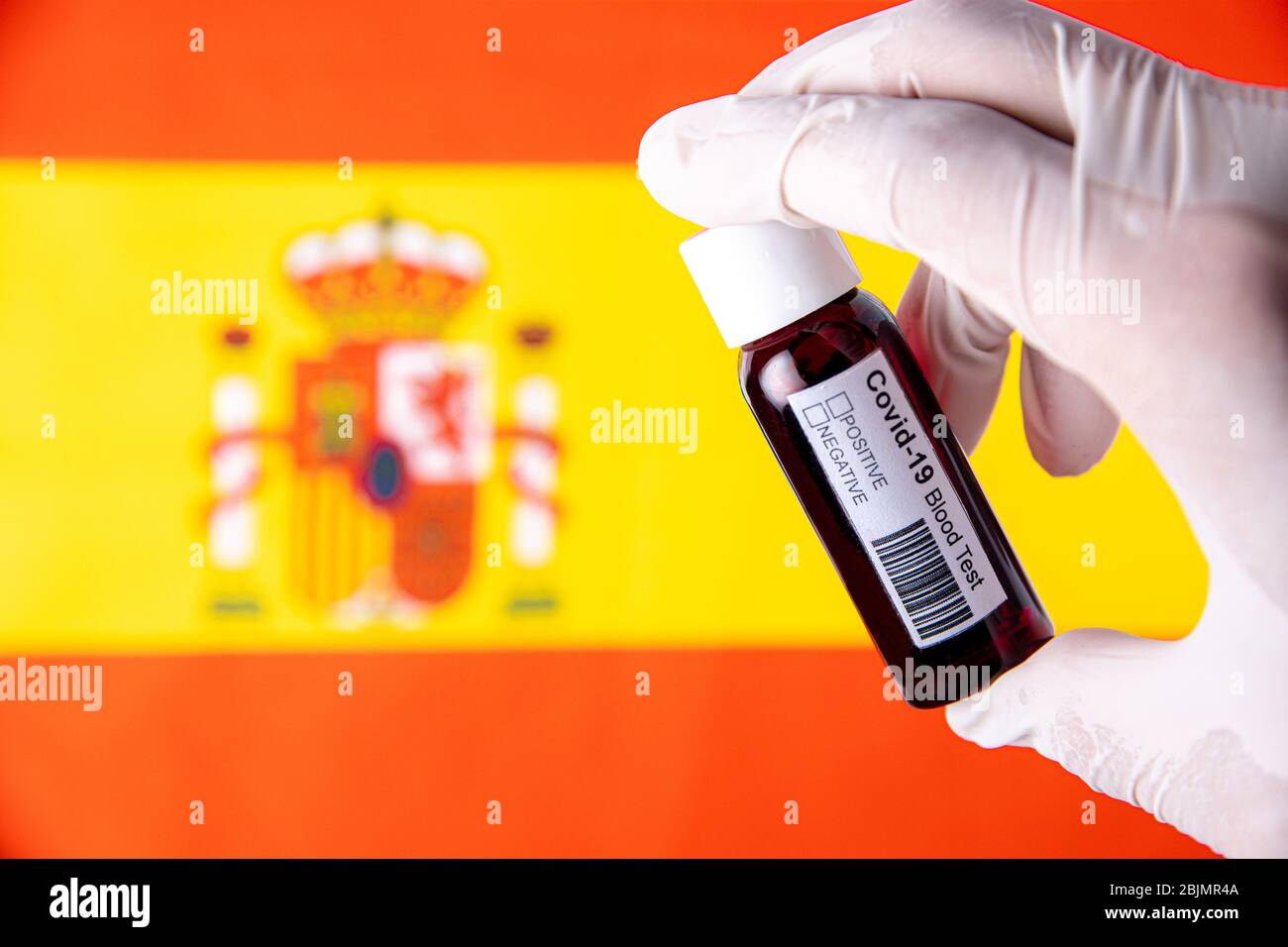 Concetto di Coronavirus o Covid-19 pandemic da usare come sfondo con la Spagna bandiera di paese spagnola e test del sangue medico Foto Stock