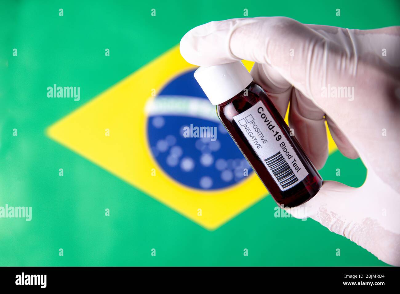Concetto di Coronavirus o Covid-19 pandemic da usare come sfondo con la bandiera brasiliana brasiliana del paese brasiliana e test del sangue medico Foto Stock