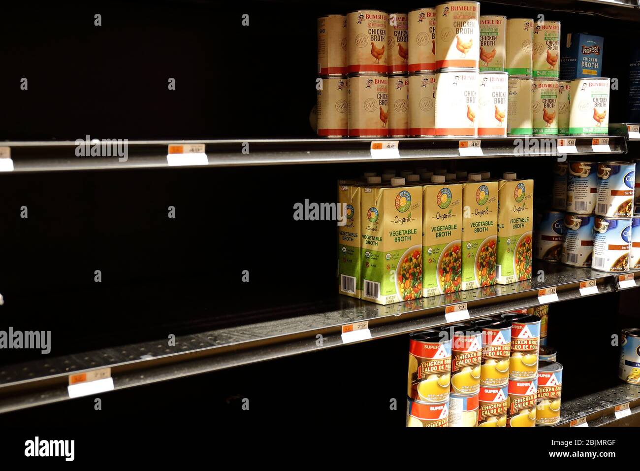 Scaffali vuoti nel supermercato durante l'epidemia di Covid-19 Foto Stock