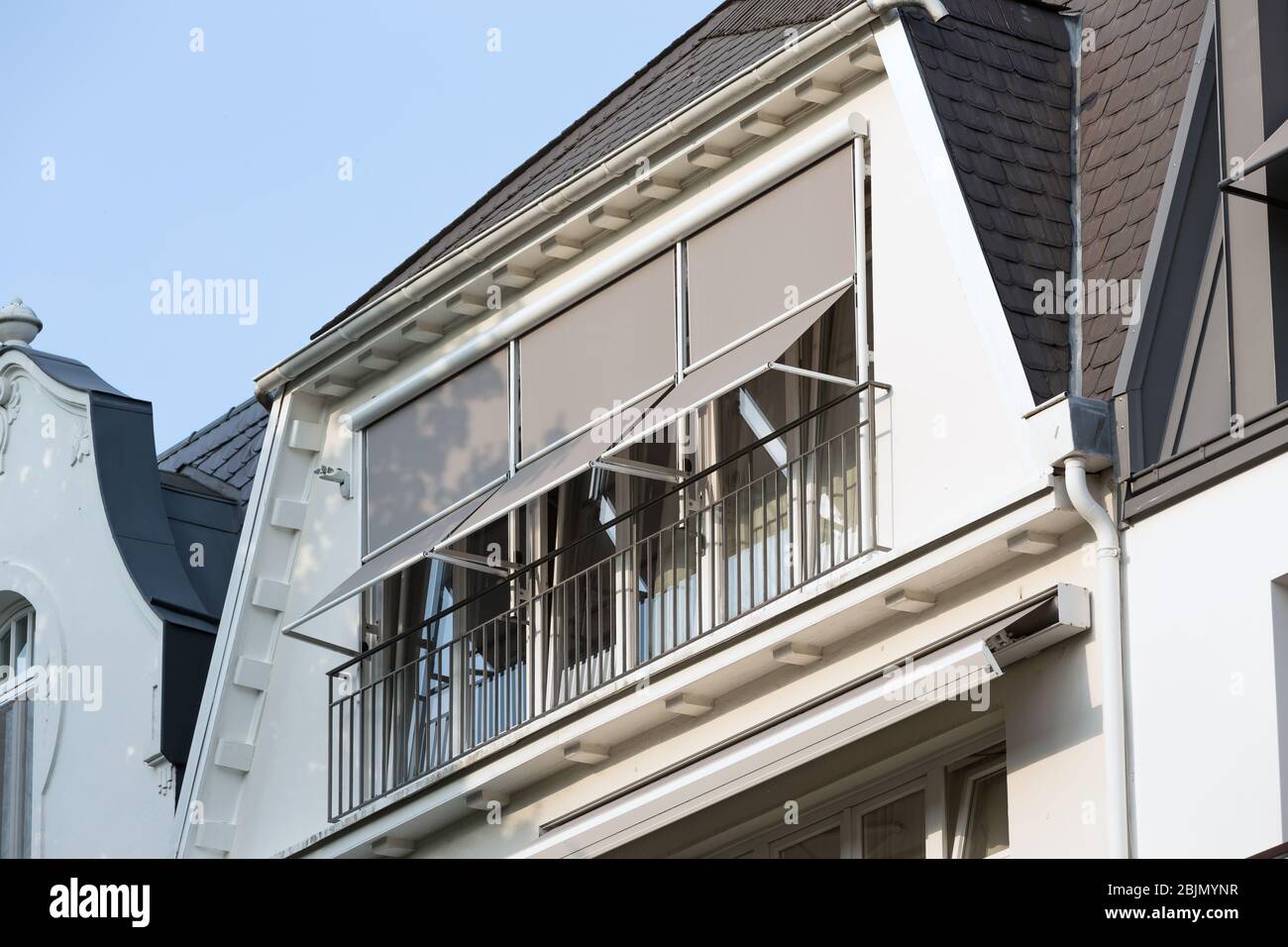 ombrelloni grigi sulle finestre del piano attico Foto Stock