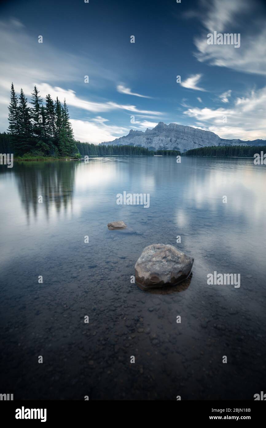 Isola di pini in Two Jack Lake, Banff National Park, Canadian Rockies, Alberta, Canada Foto Stock