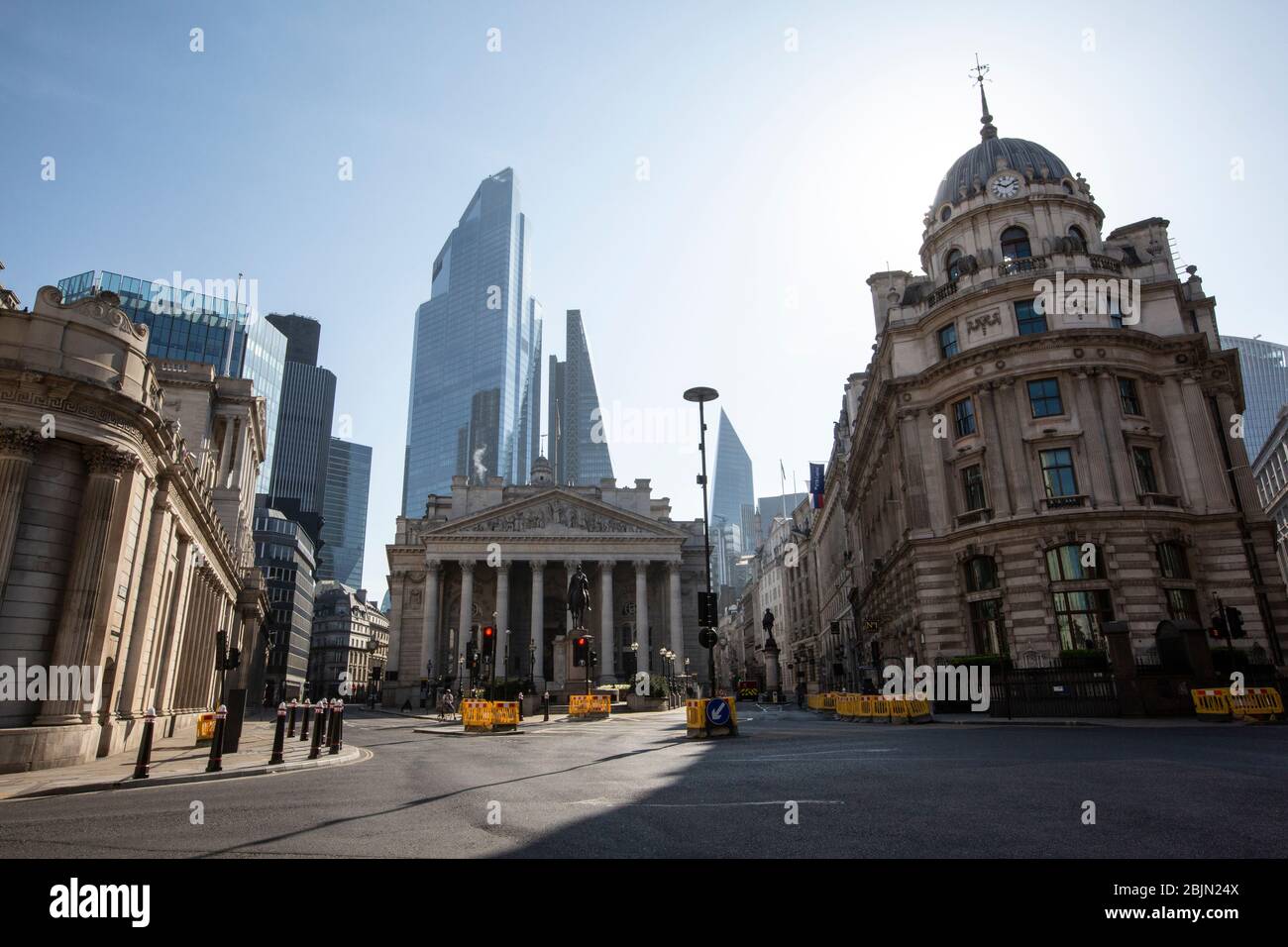 Una Banca d'Inghilterra completamente abbandonata e Royal Exchange all'inizio di questa mattina nel cuore della City of London durante il blocco dei coronavirus, Regno Unito Foto Stock