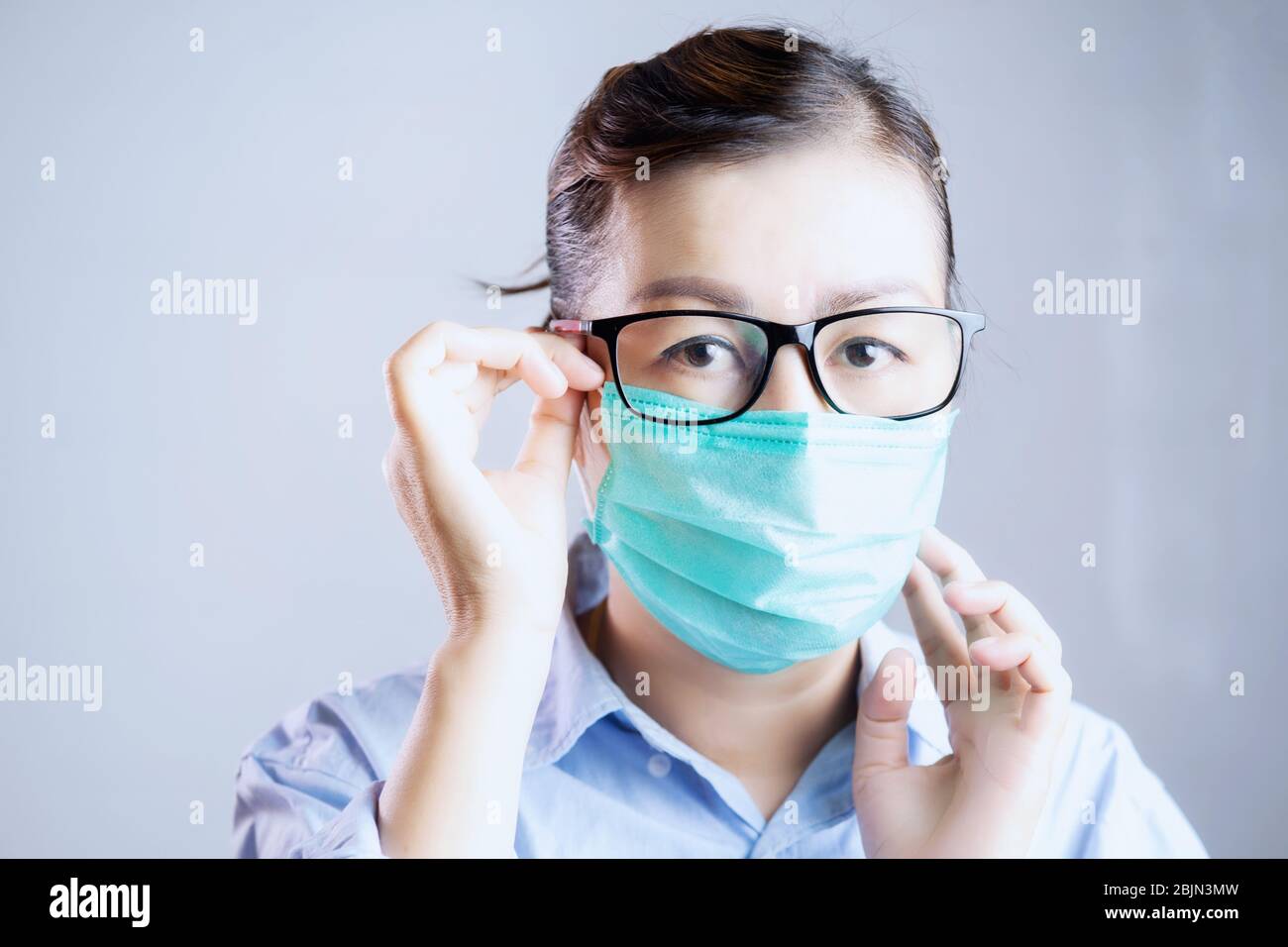 Ritratto di una donna che indossa una maschera per il viso Foto Stock