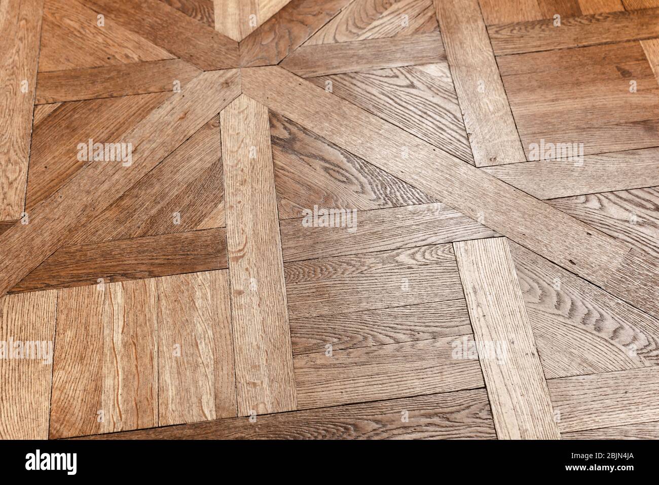 Parquet antico in legno di quercia con motivi geometrici, piastrelle decorative. Texture di sfondo Foto Stock