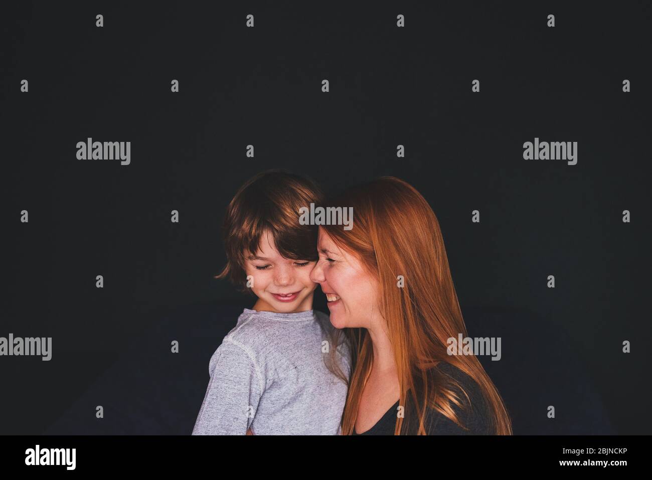 Ritratto di una donna sorridente con suo figlio Foto Stock