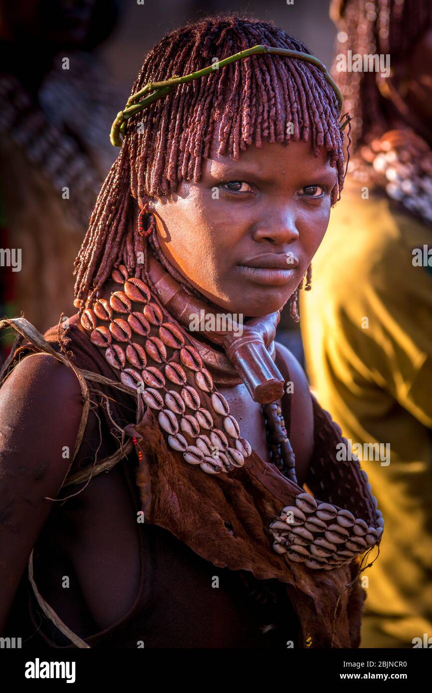 Immagine scattata durante un viaggio nell'Etiopia meridionale, nella valle di Omo, nella tribù di Hamer, nella cerimonia del salto con i tori Foto Stock