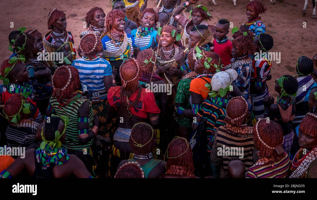 Immagine scattata durante un viaggio nell'Etiopia meridionale, nella valle di Omo, nella tribù di Hamer, nella cerimonia del salto con i tori Foto Stock