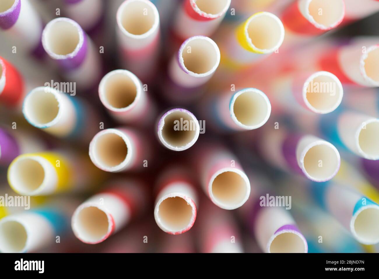 Cannucce per bevande di carta colorata Foto Stock