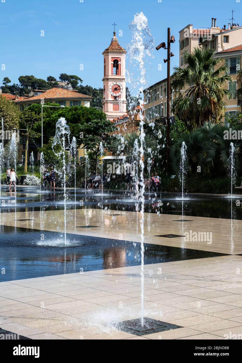 La fontana Miroir d'Eau, il Parco Paillon Promenade, Nizza, Costa Azzurra, Provenza, Francia. Foto Stock
