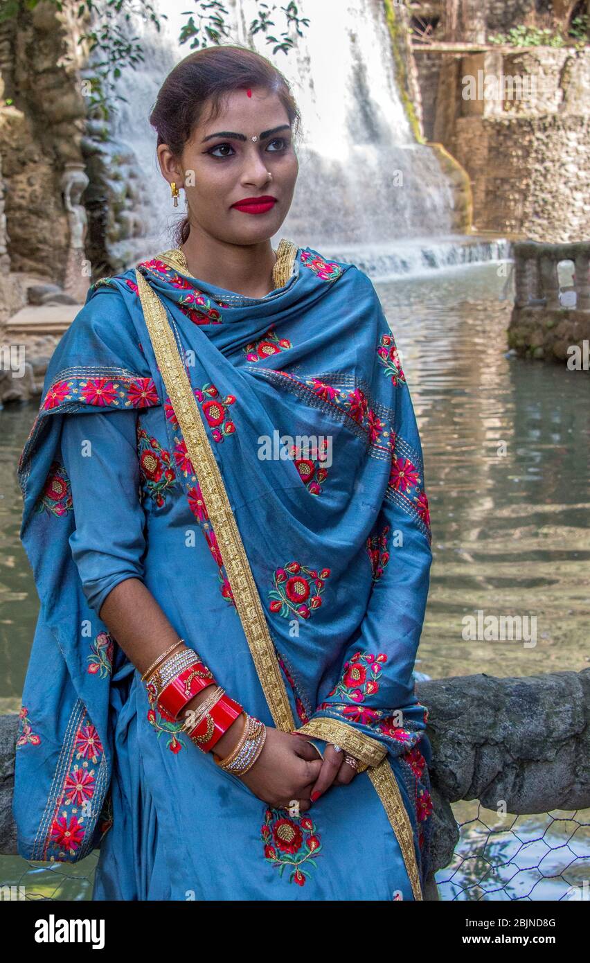 Donna elegante in stile tradizionale blu sari Rock Garden Chandigarh Punjab India Foto Stock