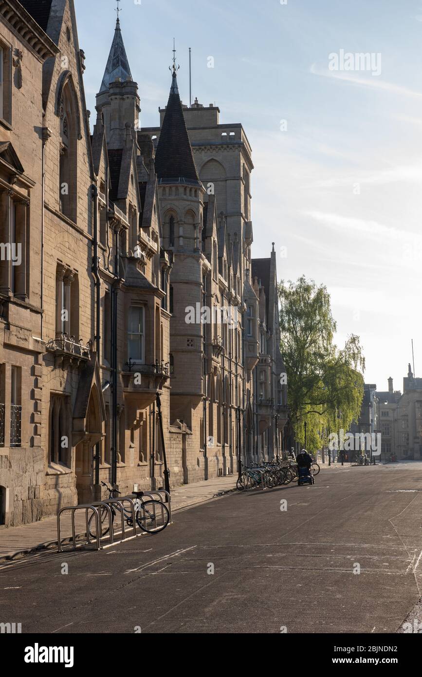 Balliol College su Broad Street, Oxford. Uno dei più antichi college dell'Università di Oxford, fu fondato nel 1263 da John i de Balliol. La facciata qui vista fu progettata da Alfred Waterhouse e costruita nel 1868 Foto Stock