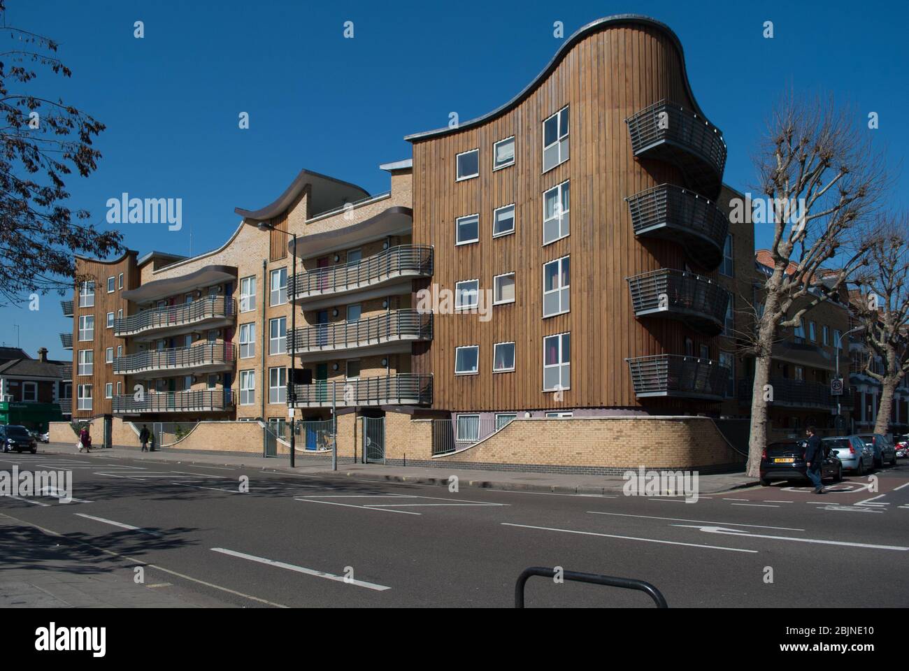 Wayev curvo costruzione verticale legno rivestimento Oaklands Court, 394 Uxbridge Rd, White City, Londra W12 0LD da Monahan Blythen Hopkins Architects Foto Stock