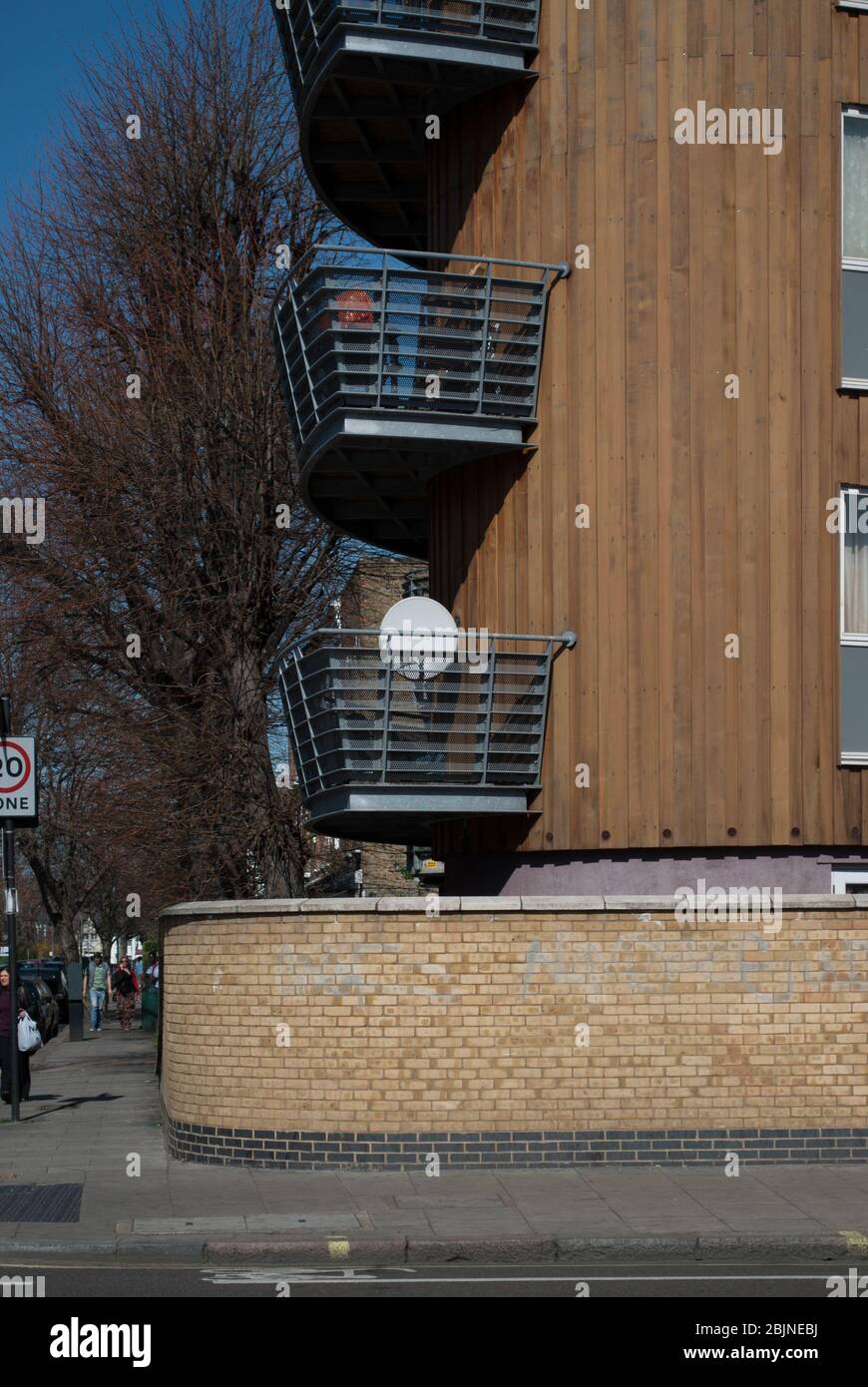 Wayev curvo costruzione verticale legno rivestimento Oaklands Court, 394 Uxbridge Rd, White City, Londra W12 0LD da Monahan Blythen Hopkins Architects Foto Stock