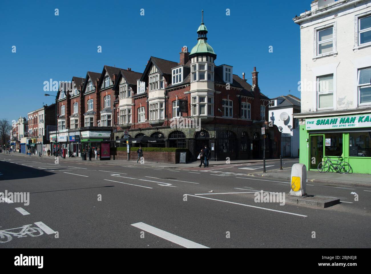 Architettura Vittoriana del 1890 Red Brick Corner Turret The Queen Adelaide Pub Public House 412 Uxbridge Road, White City, London W12 Foto Stock